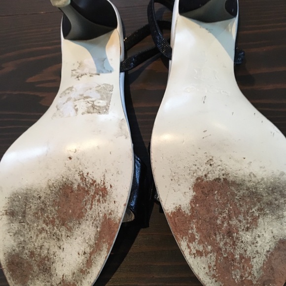 white and black strappy heels. Patent bow on toe strap with elastic heel strap - Picture 3 of 3